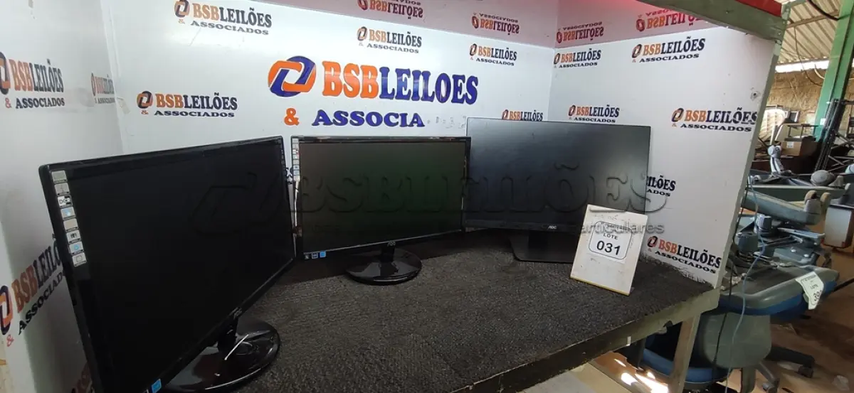 LOTE 031 - 03 MONITORES MARCA AOC. (NO ESTADO) ATENÇÃO! FAZER A VISITAÇÃO ANTES DE ARREMATAR, NÃO SABEMOS SE FUNCIONA, LEILÃO NÃO TEM GARANTIA E NEM DEVOLUÇÃO, SUJEITO A POSSÍVEIS AVARIAS VISÍVEIS/OCULTAS E/OU AUSÊNCIA DE COMPONENTES.