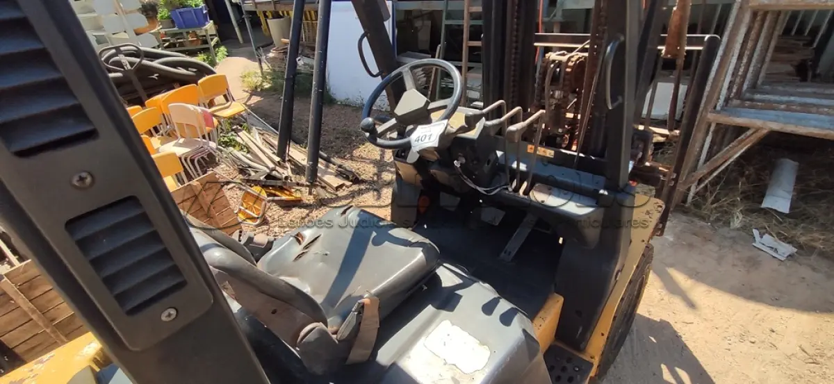 LOTE 401 - 01 EMPILHADEIRA A GÁS MARCA HENRY. (NO ESTADO) ATENÇÃO! FAZER A VISITAÇÃO ANTES DE ARREMATAR, NÃO SABEMOS SE FUNCIONA, LEILÃO NÃO TEM GARANTIA E NEM DEVOLUÇÃO, SUJEITO A POSSÍVEIS AVARIAS VISÍVEIS/OCULTAS E/OU AUSÊNCIA DE COMPONENTES.