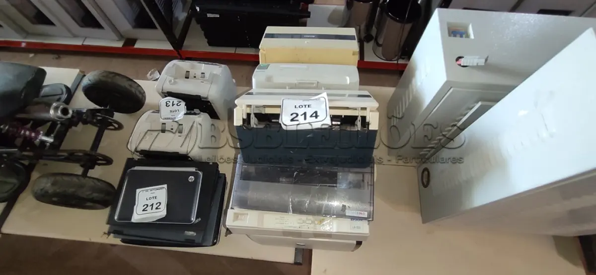 LOTE 214 - 03 IMPRESSORAS E 03 SCANNERS DE MARCAS E MODELOS DIVERSOS. (NO ESTADO) ATENÇÃO! FAZER A VISITAÇÃO ANTES DE ARREMATAR, NÃO SABEMOS SE FUNCIONA, LEILÃO NÃO TEM GARANTIA E NEM DEVOLUÇÃO, SUJEITO A POSSÍVEIS AVARIAS VISÍVEIS/OCULTAS E/OU AUSÊNCIA DE COMPONENTES.