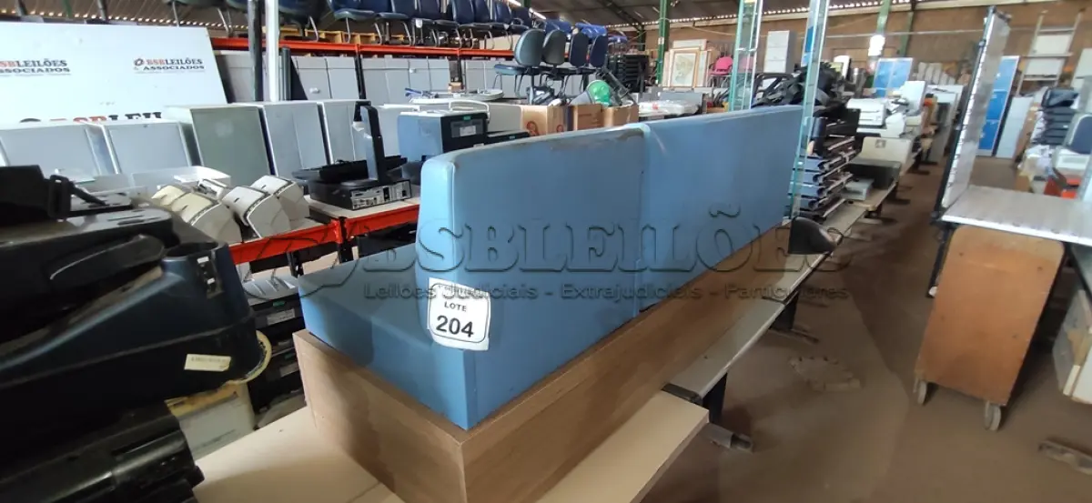 LOTE 204 - 01 SOFÁ DE ESPERA BASE EM MADEIRA E ESTRUTURA EM METAL. (NO ESTADO) ATENÇÃO! FAZER A VISITAÇÃO ANTES DE ARREMATAR, NÃO SABEMOS SE FUNCIONA, LEILÃO NÃO TEM GARANTIA E NEM DEVOLUÇÃO, SUJEITO A POSSÍVEIS AVARIAS VISÍVEIS/OCULTAS E/OU AUSÊNCIA DE COMPONENTES.