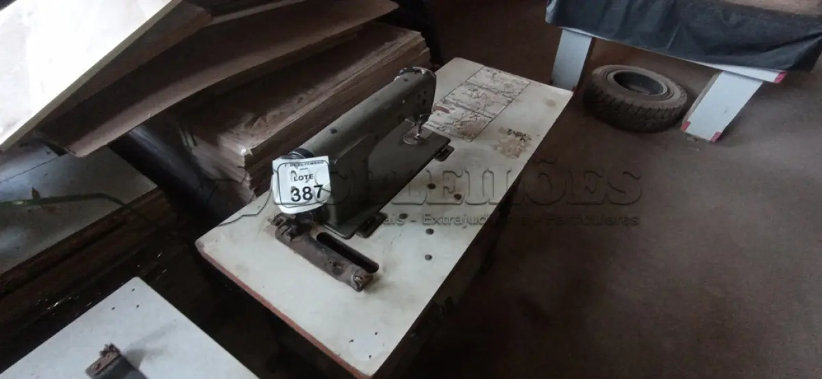 LOTE 387 - 01 MÁQUINA DE COSTURA COM BANCADA MARCA BROTHER. (NO ESTADO) ATENÇÃO! FAZER A VISITAÇÃO ANTES DE ARREMATAR, NÃO SABEMOS SE FUNCIONA, LEILÃO NÃO TEM GARANTIA E NEM DEVOLUÇÃO, SUJEITO A POSSÍVEIS AVARIAS VISÍVEIS/OCULTAS E/OU AUSÊNCIA DE COMPONENTES.