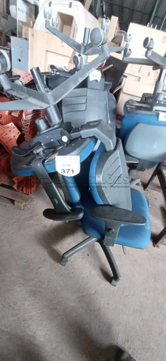 LOTE 371 - 02 CADEIRAS DE ESCRITÓRIO GIRATÓRIAS. (NO ESTADO) ATENÇÃO! FAZER A VISITAÇÃO ANTES DE ARREMATAR, NÃO SABEMOS SE FUNCIONA, LEILÃO NÃO TEM GARANTIA E NEM DEVOLUÇÃO, SUJEITO A POSSÍVEIS AVARIAS VISÍVEIS/OCULTAS E/OU AUSÊNCIA DE COMPONENTES.