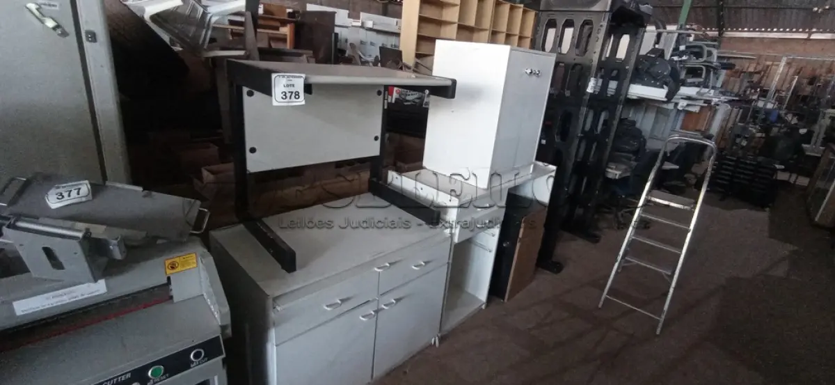 LOTE 378 - 01 ESCRIVANINHA, 02 ARMÁRIOS COM 02 PORTAS CADA, 01 ARMÁRIO BAIXO COM 01 GAVETA E 01 SUPORTE PARA CPU E 01 MESA PEQUENA. (NO ESTADO) ATENÇÃO! FAZER A VISITAÇÃO ANTES DE ARREMATAR, NÃO SABEMOS SE FUNCIONA, LEILÃO NÃO TEM GARANTIA E NEM DEVOLUÇÃO, SUJEITO A POSSÍVEIS AVARIAS VISÍVEIS/OCULTAS E/OU AUSÊNCIA DE COMPONENTES.