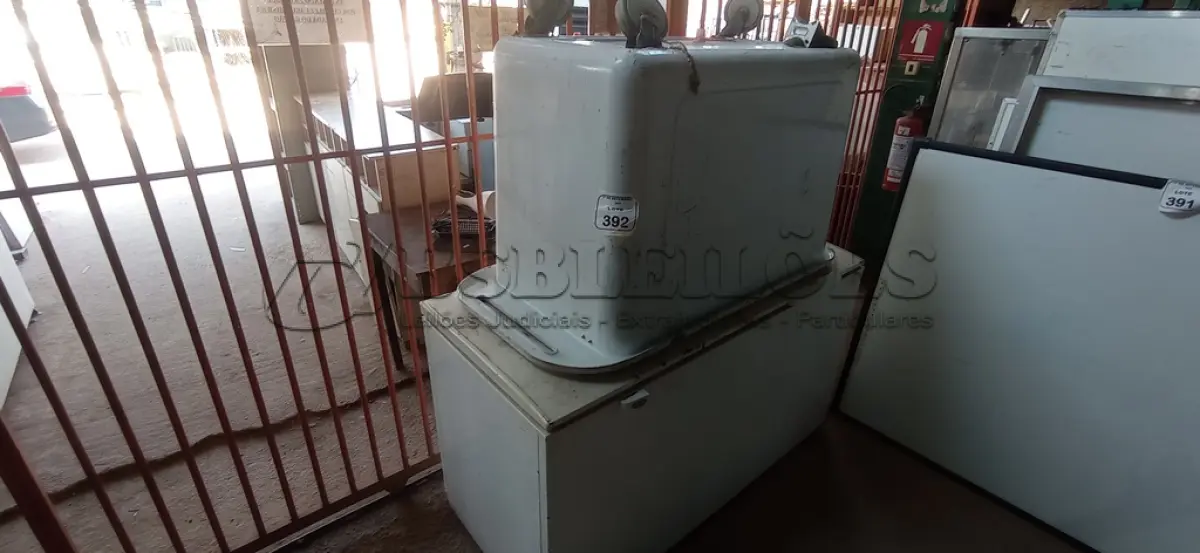 LOTE 392 - 01 FREEZER HORIZONTAL 220V MARCA ELECTROLUX E 01 TANQUE COM RODINHAS. (NO ESTADO) ATENÇÃO! FAZER A VISITAÇÃO ANTES DE ARREMATAR, NÃO SABEMOS SE FUNCIONA, LEILÃO NÃO TEM GARANTIA E NEM DEVOLUÇÃO, SUJEITO A POSSÍVEIS AVARIAS VISÍVEIS/OCULTAS E/OU AUSÊNCIA DE COMPONENTES.