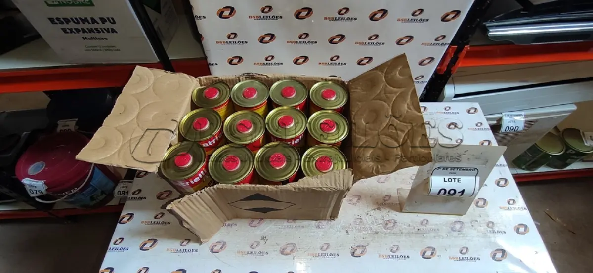 LOTE 091 - 12 LATAS DE REMOVEDORES DE TINTAS E TEXTURAS DE 900ML CADA. (NO ESTADO) ATENÇÃO! FAZER A VISITAÇÃO ANTES DE ARREMATAR, NÃO SABEMOS SE FUNCIONA, LEILÃO NÃO TEM GARANTIA E NEM DEVOLUÇÃO, SUJEITO A POSSÍVEIS AVARIAS VISÍVEIS/OCULTAS E/OU AUSÊNCIA DE COMPONENTES.