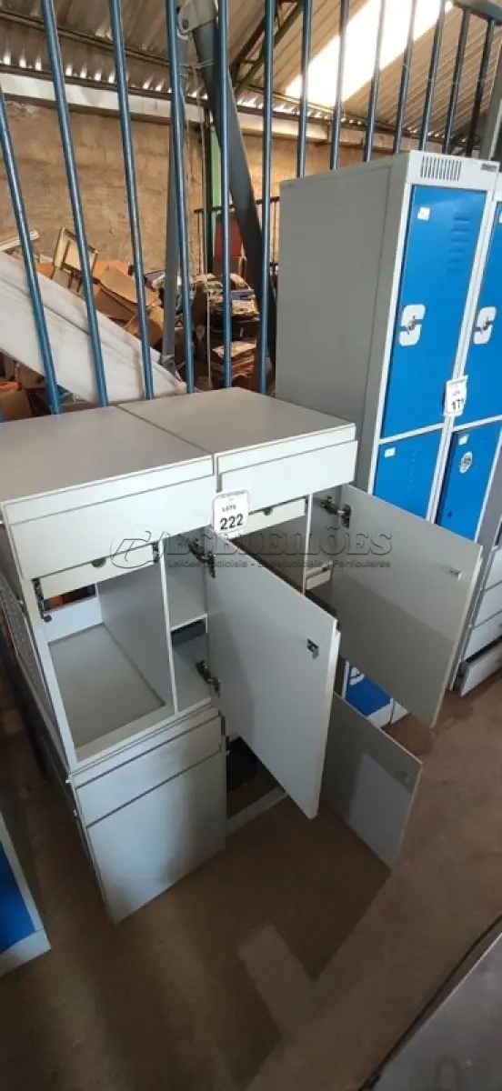 LOTE 222 - 04 ARMÁRIOS BAIXOS COM 01 GAVETA E 01 COMPARTIMENTO PARA CPU. (NO ESTADO) ATENÇÃO! FAZER A VISITAÇÃO ANTES DE ARREMATAR, NÃO SABEMOS SE FUNCIONA, LEILÃO NÃO TEM GARANTIA E NEM DEVOLUÇÃO, SUJEITO A POSSÍVEIS AVARIAS VISÍVEIS/OCULTAS E/OU AUSÊNCIA DE COMPONENTES.