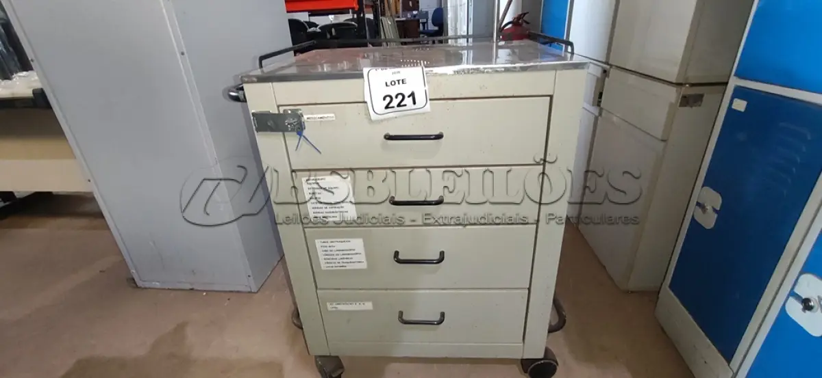 LOTE 221 - 01 CARRINHO DE EMERGÊNCIA HOSPITALAR COM 04 GAVETAS. (NO ESTADO) ATENÇÃO! FAZER A VISITAÇÃO ANTES DE ARREMATAR, NÃO SABEMOS SE FUNCIONA, LEILÃO NÃO TEM GARANTIA E NEM DEVOLUÇÃO, SUJEITO A POSSÍVEIS AVARIAS VISÍVEIS/OCULTAS E/OU AUSÊNCIA DE COMPONENTES.