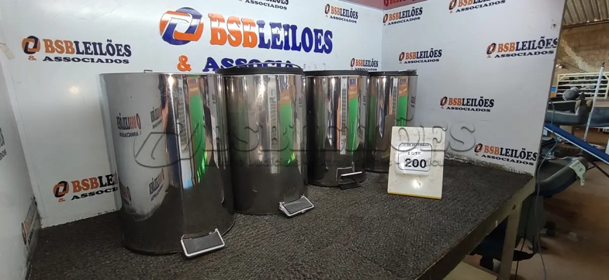 LOTE 200 - 04 LIXEIRAS EM INOX SEM TAMPA. (NO ESTADO) ATENÇÃO! FAZER A VISITAÇÃO ANTES DE ARREMATAR, NÃO SABEMOS SE FUNCIONA, LEILÃO NÃO TEM GARANTIA E NEM DEVOLUÇÃO, SUJEITO A POSSÍVEIS AVARIAS VISÍVEIS/OCULTAS E/OU AUSÊNCIA DE COMPONENTES.