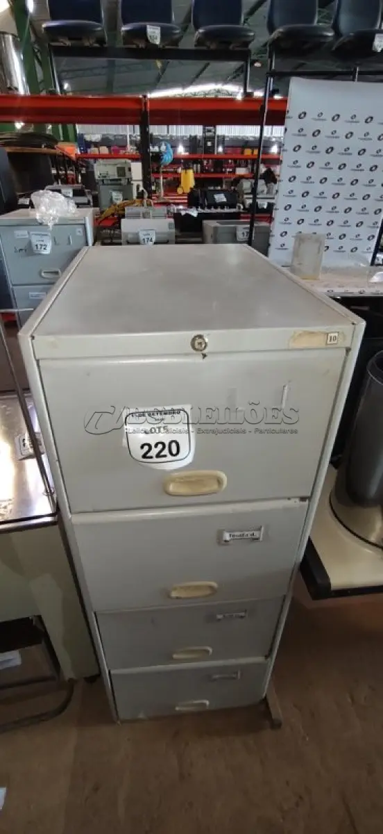 LOTE 220 - 01 ARQUIVO COM 04 GAVETAS EM AÇO. (NO ESTADO) ATENÇÃO! FAZER A VISITAÇÃO ANTES DE ARREMATAR, NÃO SABEMOS SE FUNCIONA, LEILÃO NÃO TEM GARANTIA E NEM DEVOLUÇÃO, SUJEITO A POSSÍVEIS AVARIAS VISÍVEIS/OCULTAS E/OU AUSÊNCIA DE COMPONENTES.