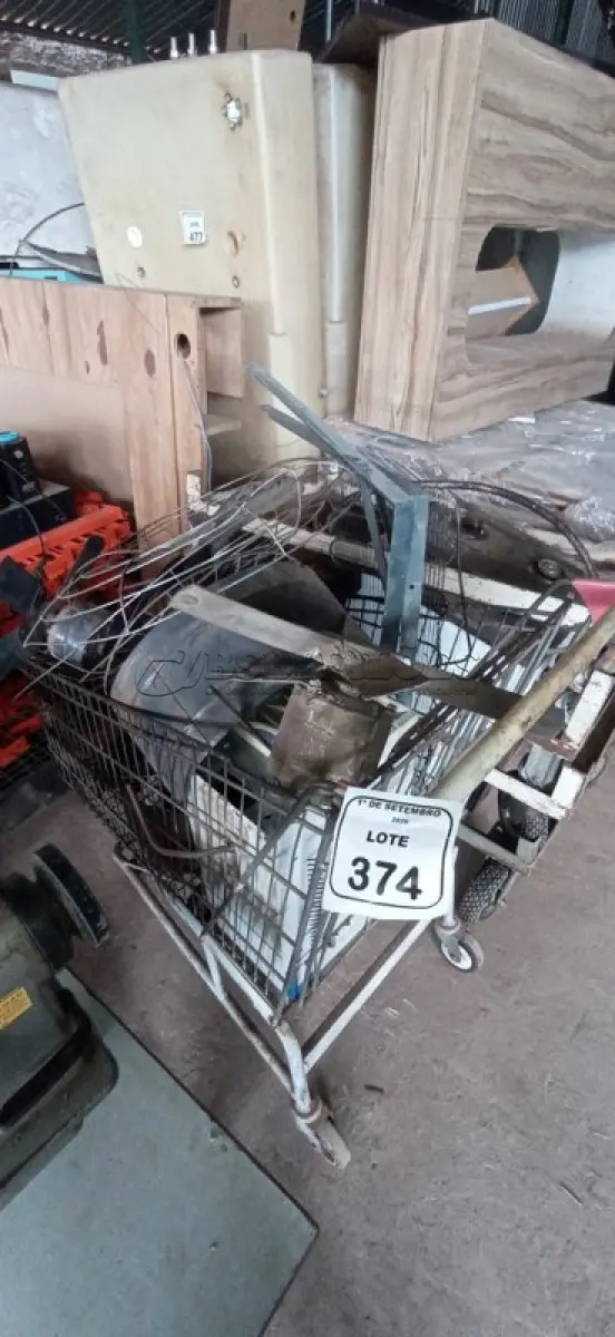 LOTE 374 - 01 CARRINHO DE COMPRAS, 01 NOBREAK, 01 PAR DE CANTONEIRAS, 04 EXAUSTORES E 01 VENTILADOR PARA RETIRADA DE PEÇAS. (NO ESTADO) ATENÇÃO! FAZER A VISITAÇÃO ANTES DE ARREMATAR, NÃO SABEMOS SE FUNCIONA, LEILÃO NÃO TEM GARANTIA E NEM DEVOLUÇÃO, SUJEITO A POSSÍVEIS AVARIAS VISÍVEIS/OCULTAS E/OU AUSÊNCIA DE COMPONENTES.