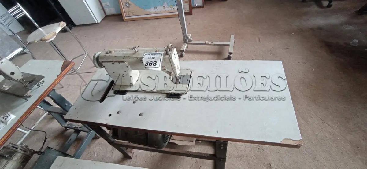 LOTE 368 - 01 MÁQUINA DE COSTURA COM BANCADA MODELO GC49-1 MARCA BENMA. (NO ESTADO) ATENÇÃO! FAZER A VISITAÇÃO ANTES DE ARREMATAR, NÃO SABEMOS SE FUNCIONA, LEILÃO NÃO TEM GARANTIA E NEM DEVOLUÇÃO, SUJEITO A POSSÍVEIS AVARIAS VISÍVEIS/OCULTAS E/OU AUSÊNCIA DE COMPONENTES.