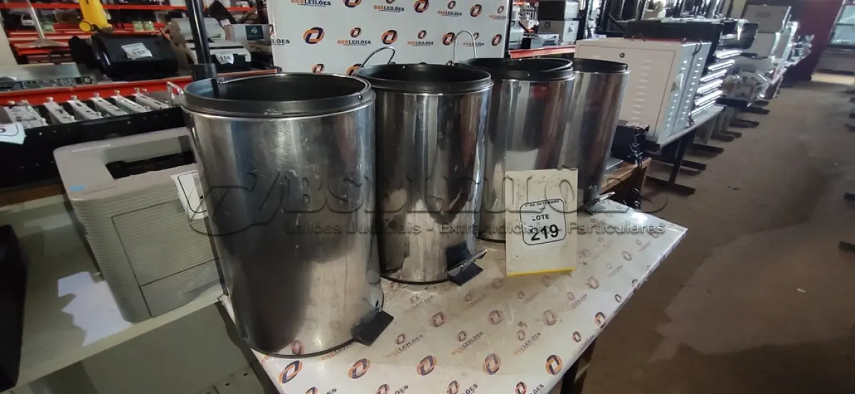 LOTE 219 - 04 LIXEIRAS EM INOX SEM TAMPA. (NO ESTADO) ATENÇÃO! FAZER A VISITAÇÃO ANTES DE ARREMATAR, NÃO SABEMOS SE FUNCIONA, LEILÃO NÃO TEM GARANTIA E NEM DEVOLUÇÃO, SUJEITO A POSSÍVEIS AVARIAS VISÍVEIS/OCULTAS E/OU AUSÊNCIA DE COMPONENTES.