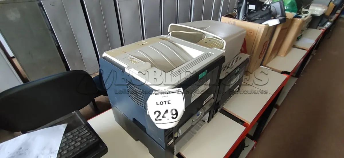LOTE 249 - 02 IMPRESSORAS E 01 TRITURADOR DE PAPEL DE MARCAS E MODELOS DIVERSOS. (NO ESTADO) ATENÇÃO! FAZER A VISITAÇÃO ANTES DE ARREMATAR, NÃO SABEMOS SE FUNCIONA, LEILÃO NÃO TEM GARANTIA E NEM DEVOLUÇÃO, SUJEITO A POSSÍVEIS AVARIAS VISÍVEIS/OCULTAS E/OU AUSÊNCIA DE COMPONENTES.