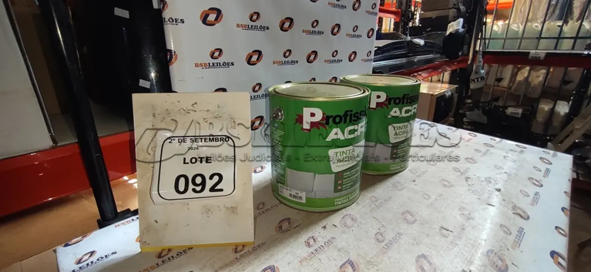 LOTE 092 - 02 LATAS DE TINTA ACRÍLICA DE 3,6L NA COR LUAR DO SERTÃO MARCA PROFISSIONAL ACR. (NO ESTADO) ATENÇÃO! FAZER A VISITAÇÃO ANTES DE ARREMATAR, NÃO SABEMOS SE FUNCIONA, LEILÃO NÃO TEM GARANTIA E NEM DEVOLUÇÃO, SUJEITO A POSSÍVEIS AVARIAS VISÍVEIS/OCULTAS E/OU AUSÊNCIA DE COMPONENTES.