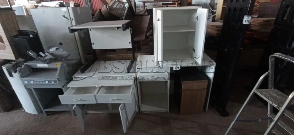LOTE 378 - 01 ESCRIVANINHA, 02 ARMÁRIOS COM 02 PORTAS CADA, 01 ARMÁRIO BAIXO COM 01 GAVETA E 01 SUPORTE PARA CPU E 01 MESA PEQUENA. (NO ESTADO) ATENÇÃO! FAZER A VISITAÇÃO ANTES DE ARREMATAR, NÃO SABEMOS SE FUNCIONA, LEILÃO NÃO TEM GARANTIA E NEM DEVOLUÇÃO, SUJEITO A POSSÍVEIS AVARIAS VISÍVEIS/OCULTAS E/OU AUSÊNCIA DE COMPONENTES.