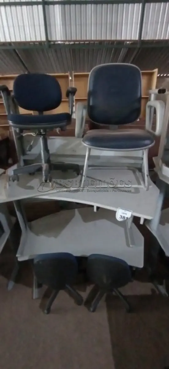 LOTE 381 - 03 MESAS, 01 CADEIRA DE PÉS FIXOS E 03 CADEIRAS DE ESCRITÓRIO GIRATÓRIAS. (NO ESTADO) ATENÇÃO! FAZER A VISITAÇÃO ANTES DE ARREMATAR, NÃO SABEMOS SE FUNCIONA, LEILÃO NÃO TEM GARANTIA E NEM DEVOLUÇÃO, SUJEITO A POSSÍVEIS AVARIAS VISÍVEIS/OCULTAS E/OU AUSÊNCIA DE COMPONENTES.