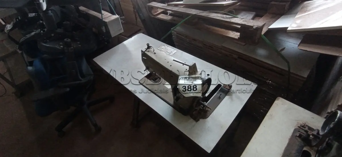 LOTE 388 - 01 MÁQUINA DE COSTURA COM BANCADA MODE 021D201A MARCA SINGER. (NO ESTADO) ATENÇÃO! FAZER A VISITAÇÃO ANTES DE ARREMATAR, NÃO SABEMOS SE FUNCIONA, LEILÃO NÃO TEM GARANTIA E NEM DEVOLUÇÃO, SUJEITO A POSSÍVEIS AVARIAS VISÍVEIS/OCULTAS E/OU AUSÊNCIA DE COMPONENTES.