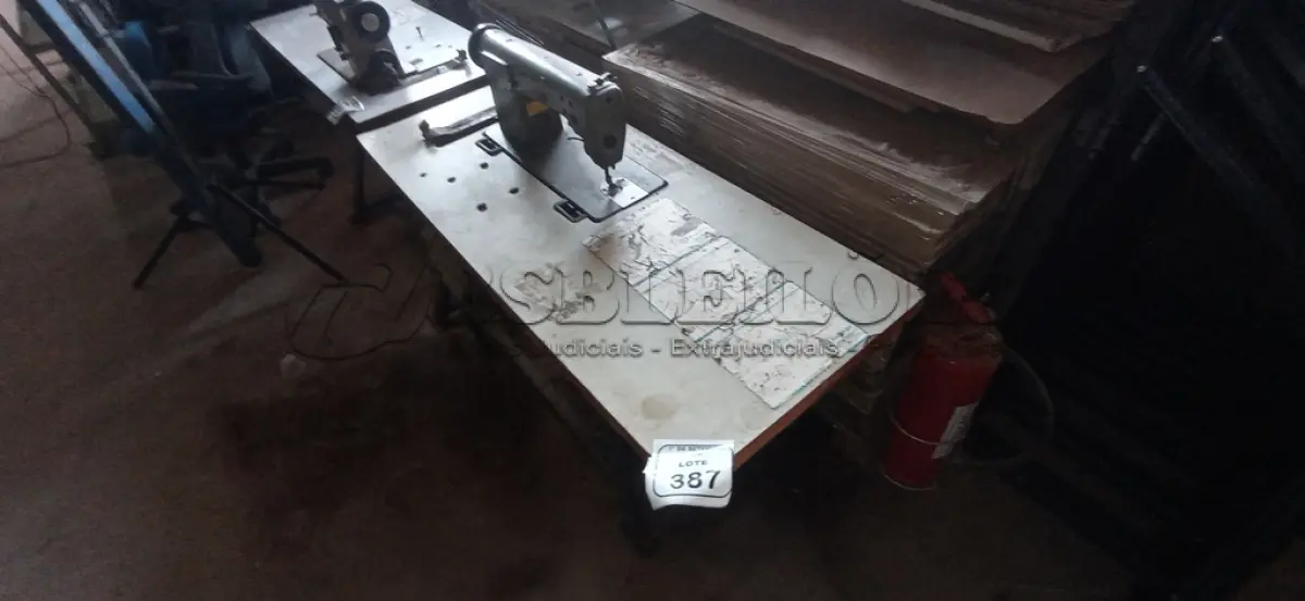 LOTE 387 - 01 MÁQUINA DE COSTURA COM BANCADA MARCA BROTHER. (NO ESTADO) ATENÇÃO! FAZER A VISITAÇÃO ANTES DE ARREMATAR, NÃO SABEMOS SE FUNCIONA, LEILÃO NÃO TEM GARANTIA E NEM DEVOLUÇÃO, SUJEITO A POSSÍVEIS AVARIAS VISÍVEIS/OCULTAS E/OU AUSÊNCIA DE COMPONENTES.
