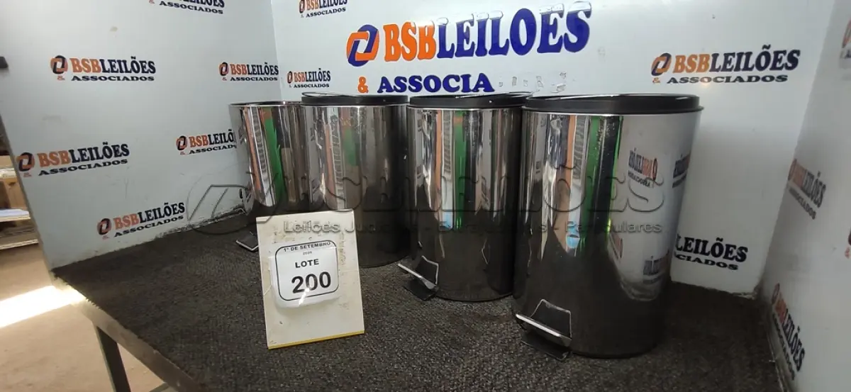 LOTE 200 - 04 LIXEIRAS EM INOX SEM TAMPA. (NO ESTADO) ATENÇÃO! FAZER A VISITAÇÃO ANTES DE ARREMATAR, NÃO SABEMOS SE FUNCIONA, LEILÃO NÃO TEM GARANTIA E NEM DEVOLUÇÃO, SUJEITO A POSSÍVEIS AVARIAS VISÍVEIS/OCULTAS E/OU AUSÊNCIA DE COMPONENTES.