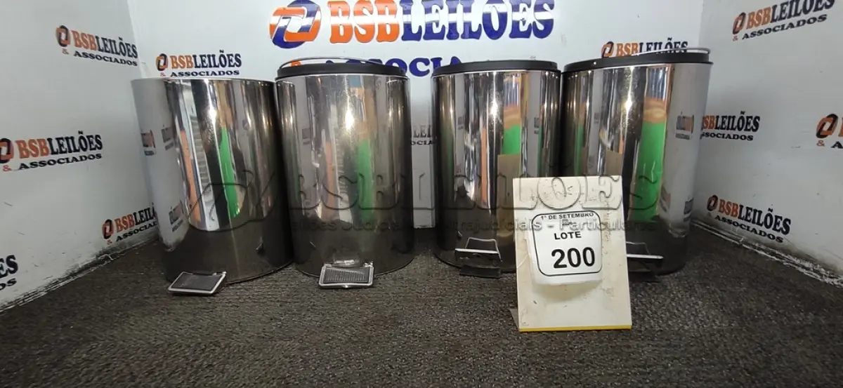 LOTE 200 - 04 LIXEIRAS EM INOX SEM TAMPA. (NO ESTADO) ATENÇÃO! FAZER A VISITAÇÃO ANTES DE ARREMATAR, NÃO SABEMOS SE FUNCIONA, LEILÃO NÃO TEM GARANTIA E NEM DEVOLUÇÃO, SUJEITO A POSSÍVEIS AVARIAS VISÍVEIS/OCULTAS E/OU AUSÊNCIA DE COMPONENTES.