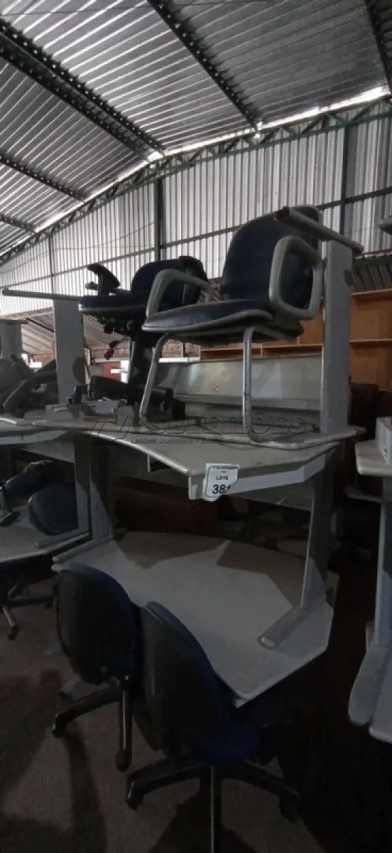 LOTE 381 - 03 MESAS, 01 CADEIRA DE PÉS FIXOS E 03 CADEIRAS DE ESCRITÓRIO GIRATÓRIAS. (NO ESTADO) ATENÇÃO! FAZER A VISITAÇÃO ANTES DE ARREMATAR, NÃO SABEMOS SE FUNCIONA, LEILÃO NÃO TEM GARANTIA E NEM DEVOLUÇÃO, SUJEITO A POSSÍVEIS AVARIAS VISÍVEIS/OCULTAS E/OU AUSÊNCIA DE COMPONENTES.