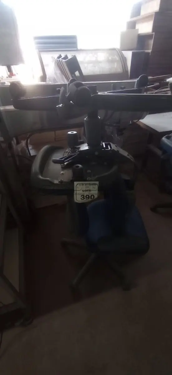 LOTE 390 - 02 CADEIRAS DE ESCRITÓRIO GIRATÓRIAS. (NO ESTADO) ATENÇÃO! FAZER A VISITAÇÃO ANTES DE ARREMATAR, NÃO SABEMOS SE FUNCIONA, LEILÃO NÃO TEM GARANTIA E NEM DEVOLUÇÃO, SUJEITO A POSSÍVEIS AVARIAS VISÍVEIS/OCULTAS E/OU AUSÊNCIA DE COMPONENTES.