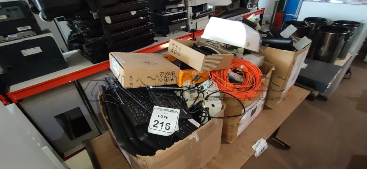LOTE 216 - 01 LOTE COM GRANDE QUANTIDADE DE TECLADOS DE PC, APARELHOS DE TELEFONE, CABOS E ELETRÔNICOS DIVERSOS. (NO ESTADO) ATENÇÃO! FAZER A VISITAÇÃO ANTES DE ARREMATAR, NÃO SABEMOS SE FUNCIONA, LEILÃO NÃO TEM GARANTIA E NEM DEVOLUÇÃO, SUJEITO A POSSÍVEIS AVARIAS VISÍVEIS/OCULTAS E/OU AUSÊNCIA DE COMPONENTES.