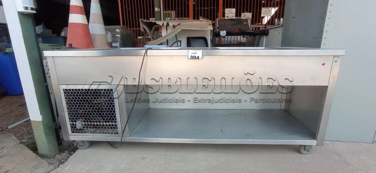 LOTE 394 - 01 BALCÃO REFRIGERADO EM INOX COM 02 CUBAS. (NO ESTADO) ATENÇÃO! FAZER A VISITAÇÃO ANTES DE ARREMATAR, NÃO SABEMOS SE FUNCIONA, LEILÃO NÃO TEM GARANTIA E NEM DEVOLUÇÃO, SUJEITO A POSSÍVEIS AVARIAS VISÍVEIS/OCULTAS E/OU AUSÊNCIA DE COMPONENTES.