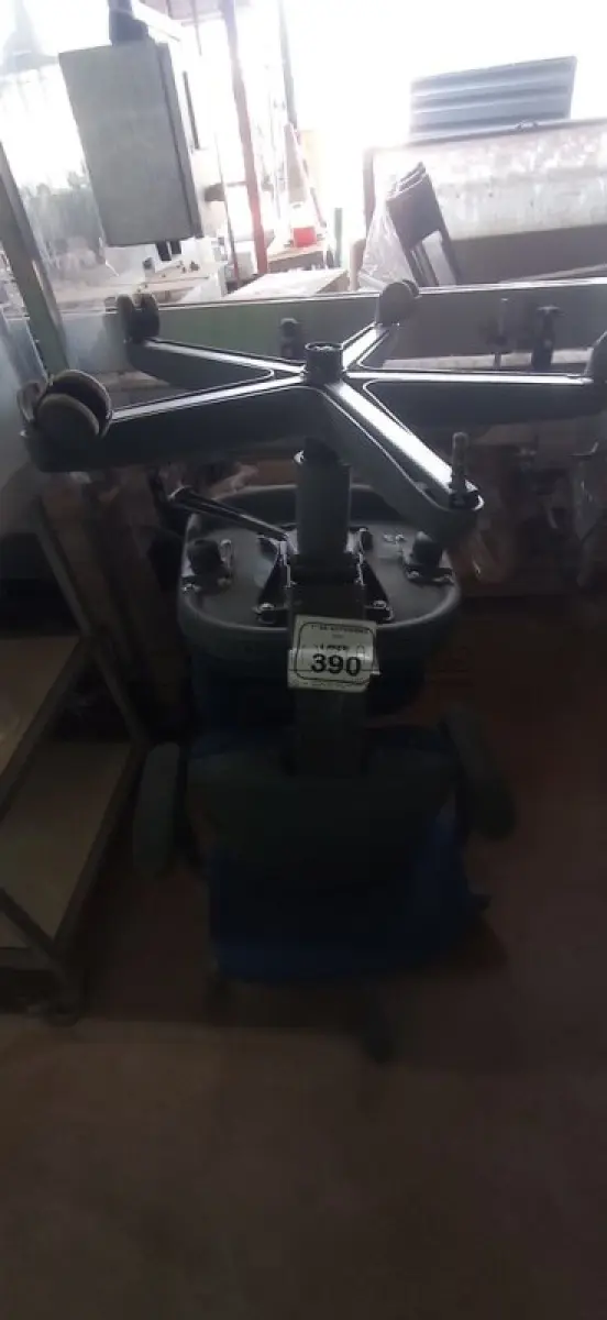 LOTE 390 - 02 CADEIRAS DE ESCRITÓRIO GIRATÓRIAS. (NO ESTADO) ATENÇÃO! FAZER A VISITAÇÃO ANTES DE ARREMATAR, NÃO SABEMOS SE FUNCIONA, LEILÃO NÃO TEM GARANTIA E NEM DEVOLUÇÃO, SUJEITO A POSSÍVEIS AVARIAS VISÍVEIS/OCULTAS E/OU AUSÊNCIA DE COMPONENTES.