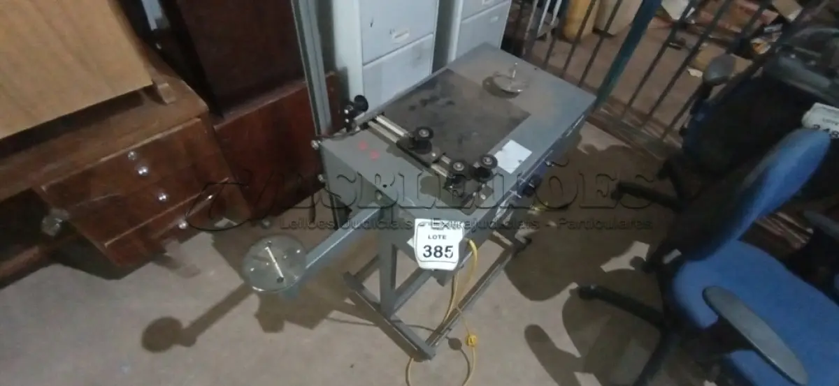 LOTE 385 - 01 MÁQUINA DE EMBALAGEM/ROTULAGEM. (NO ESTADO) ATENÇÃO! FAZER A VISITAÇÃO ANTES DE ARREMATAR, NÃO SABEMOS SE FUNCIONA, LEILÃO NÃO TEM GARANTIA E NEM DEVOLUÇÃO, SUJEITO A POSSÍVEIS AVARIAS VISÍVEIS/OCULTAS E/OU AUSÊNCIA DE COMPONENTES.