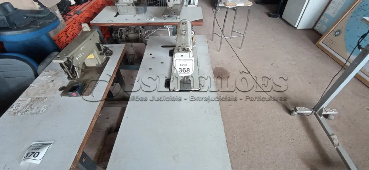 LOTE 368 - 01 MÁQUINA DE COSTURA COM BANCADA MODELO GC49-1 MARCA BENMA. (NO ESTADO) ATENÇÃO! FAZER A VISITAÇÃO ANTES DE ARREMATAR, NÃO SABEMOS SE FUNCIONA, LEILÃO NÃO TEM GARANTIA E NEM DEVOLUÇÃO, SUJEITO A POSSÍVEIS AVARIAS VISÍVEIS/OCULTAS E/OU AUSÊNCIA DE COMPONENTES.