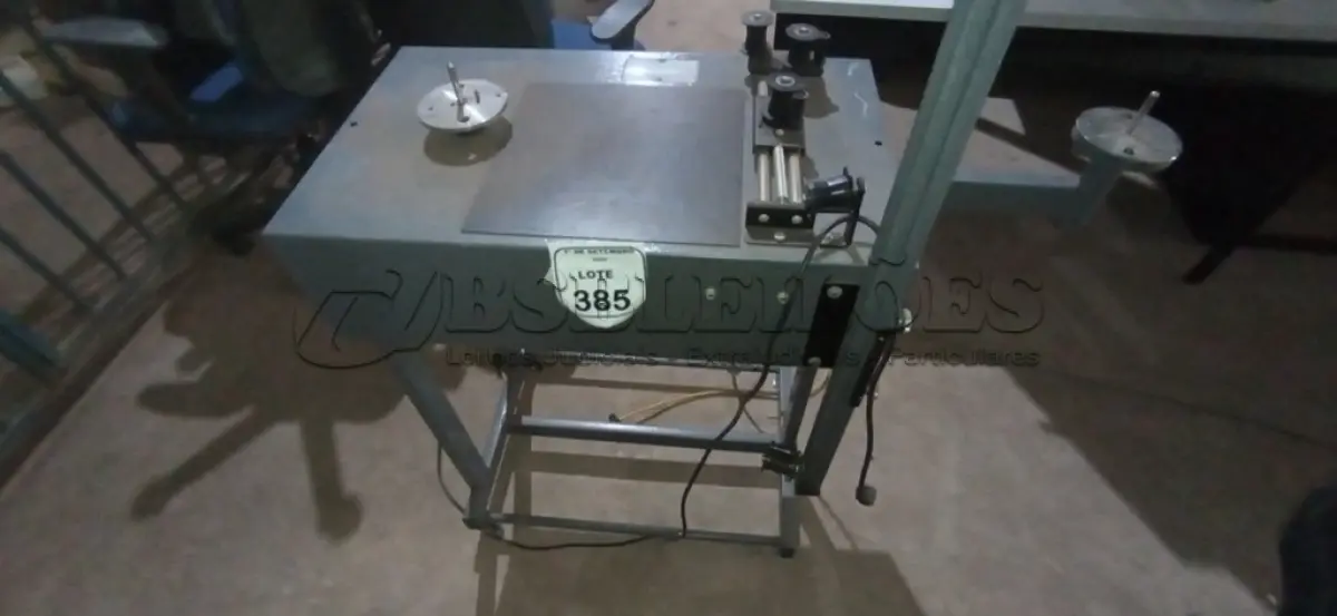 LOTE 385 - 01 MÁQUINA DE EMBALAGEM/ROTULAGEM. (NO ESTADO) ATENÇÃO! FAZER A VISITAÇÃO ANTES DE ARREMATAR, NÃO SABEMOS SE FUNCIONA, LEILÃO NÃO TEM GARANTIA E NEM DEVOLUÇÃO, SUJEITO A POSSÍVEIS AVARIAS VISÍVEIS/OCULTAS E/OU AUSÊNCIA DE COMPONENTES.