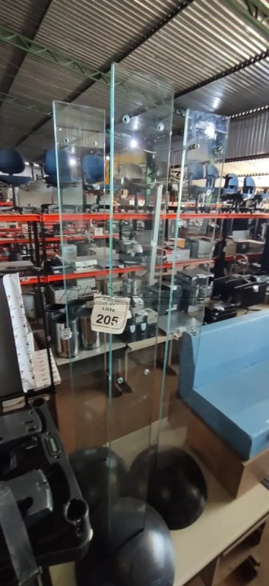 LOTE 205 - 03 SUPORTES DE VIDRO COM BASE DE 1,70M APROXIMADAMENTE. (NO ESTADO) ATENÇÃO! FAZER A VISITAÇÃO ANTES DE ARREMATAR, NÃO SABEMOS SE FUNCIONA, LEILÃO NÃO TEM GARANTIA E NEM DEVOLUÇÃO, SUJEITO A POSSÍVEIS AVARIAS VISÍVEIS/OCULTAS E/OU AUSÊNCIA DE COMPONENTES.