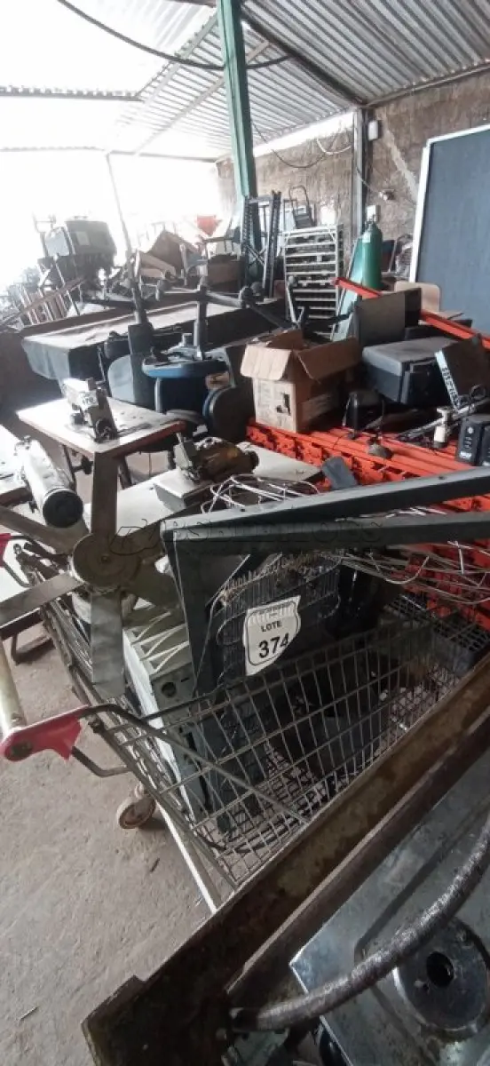 LOTE 374 - 01 CARRINHO DE COMPRAS, 01 NOBREAK, 01 PAR DE CANTONEIRAS, 04 EXAUSTORES E 01 VENTILADOR PARA RETIRADA DE PEÇAS. (NO ESTADO) ATENÇÃO! FAZER A VISITAÇÃO ANTES DE ARREMATAR, NÃO SABEMOS SE FUNCIONA, LEILÃO NÃO TEM GARANTIA E NEM DEVOLUÇÃO, SUJEITO A POSSÍVEIS AVARIAS VISÍVEIS/OCULTAS E/OU AUSÊNCIA DE COMPONENTES.