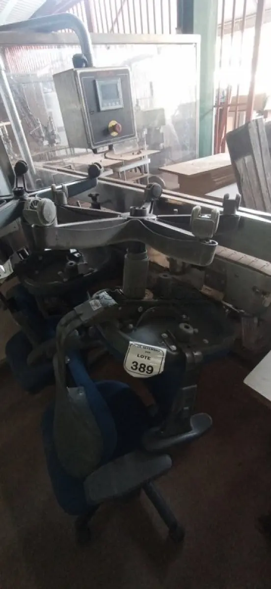 LOTE 389 - 02 CADEIRAS DE ESCRITÓRIO GIRATÓRIAS. (NO ESTADO) ATENÇÃO! FAZER A VISITAÇÃO ANTES DE ARREMATAR, NÃO SABEMOS SE FUNCIONA, LEILÃO NÃO TEM GARANTIA E NEM DEVOLUÇÃO, SUJEITO A POSSÍVEIS AVARIAS VISÍVEIS/OCULTAS E/OU AUSÊNCIA DE COMPONENTES.