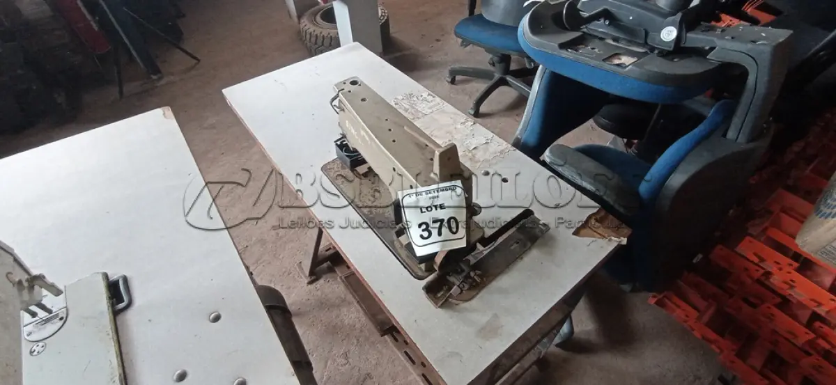 LOTE 370 - 01 MÁQUINA DE COSTURA COM BANCADA MODELO 021D201A MARCA SINGER. (NO ESTADO) ATENÇÃO! FAZER A VISITAÇÃO ANTES DE ARREMATAR, NÃO SABEMOS SE FUNCIONA, LEILÃO NÃO TEM GARANTIA E NEM DEVOLUÇÃO, SUJEITO A POSSÍVEIS AVARIAS VISÍVEIS/OCULTAS E/OU AUSÊNCIA DE COMPONENTES.