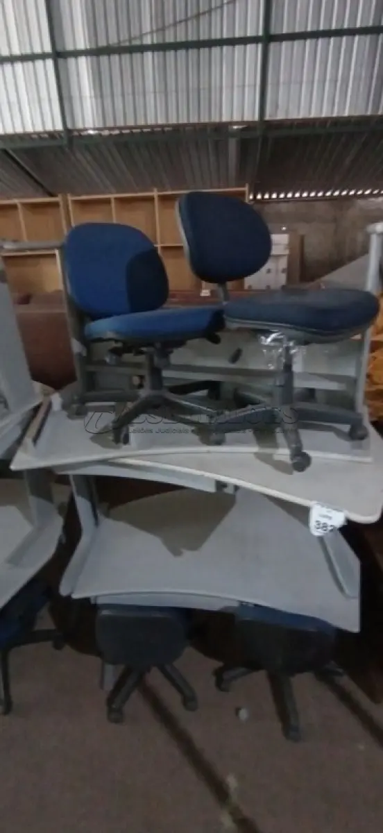 LOTE 382 - 03 MESAS E 04 CADEIRAS DE ESCRITÓRIO GIRATÓRIAS. (NO ESTADO) ATENÇÃO! FAZER A VISITAÇÃO ANTES DE ARREMATAR, NÃO SABEMOS SE FUNCIONA, LEILÃO NÃO TEM GARANTIA E NEM DEVOLUÇÃO, SUJEITO A POSSÍVEIS AVARIAS VISÍVEIS/OCULTAS E/OU AUSÊNCIA DE COMPONENTES.
