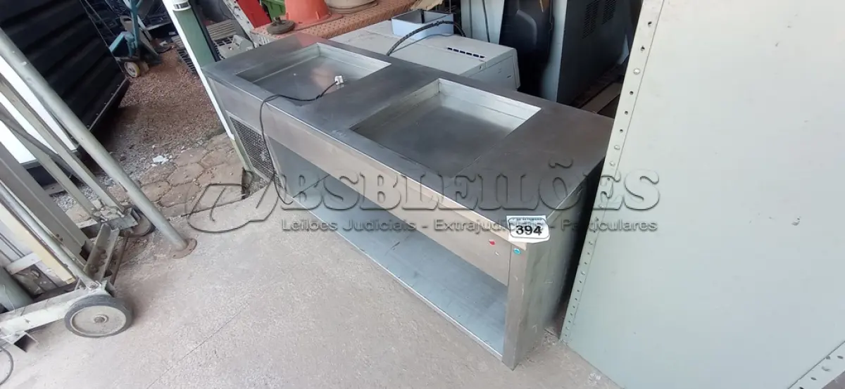 LOTE 394 - 01 BALCÃO REFRIGERADO EM INOX COM 02 CUBAS. (NO ESTADO) ATENÇÃO! FAZER A VISITAÇÃO ANTES DE ARREMATAR, NÃO SABEMOS SE FUNCIONA, LEILÃO NÃO TEM GARANTIA E NEM DEVOLUÇÃO, SUJEITO A POSSÍVEIS AVARIAS VISÍVEIS/OCULTAS E/OU AUSÊNCIA DE COMPONENTES.