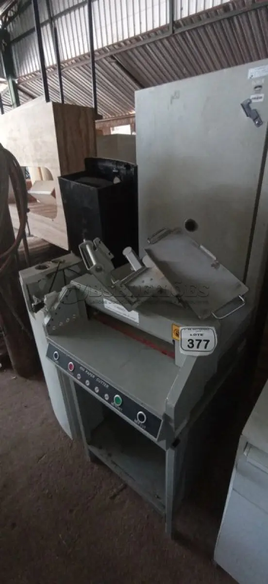 LOTE 377 - 01 GUILHOTINA INDUSTRIAL, 01 SUCATA DE FRAGMENTADORA E 01 BALCÃO COM SUPORTE PARA COMPUTADOR. (NO ESTADO) ATENÇÃO! FAZER A VISITAÇÃO ANTES DE ARREMATAR, NÃO SABEMOS SE FUNCIONA, LEILÃO NÃO TEM GARANTIA E NEM DEVOLUÇÃO, SUJEITO A POSSÍVEIS AVARIAS VISÍVEIS/OCULTAS E/OU AUSÊNCIA DE COMPONENTES.