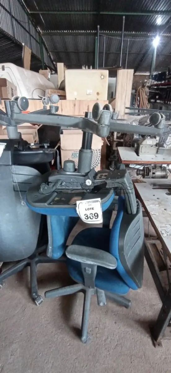 LOTE 369 - 02 CADEIRAS DE ESCRITÓRIO GIRATÓRIAS. (NO ESTADO) ATENÇÃO! FAZER A VISITAÇÃO ANTES DE ARREMATAR, NÃO SABEMOS SE FUNCIONA, LEILÃO NÃO TEM GARANTIA E NEM DEVOLUÇÃO, SUJEITO A POSSÍVEIS AVARIAS VISÍVEIS/OCULTAS E/OU AUSÊNCIA DE COMPONENTES.