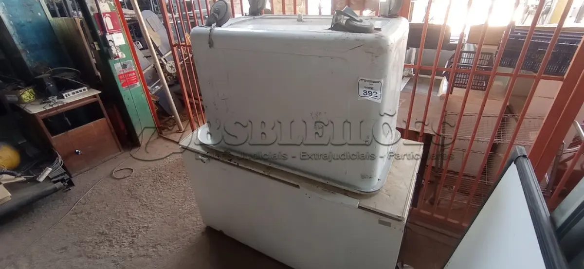 LOTE 392 - 01 FREEZER HORIZONTAL 220V MARCA ELECTROLUX E 01 TANQUE COM RODINHAS. (NO ESTADO) ATENÇÃO! FAZER A VISITAÇÃO ANTES DE ARREMATAR, NÃO SABEMOS SE FUNCIONA, LEILÃO NÃO TEM GARANTIA E NEM DEVOLUÇÃO, SUJEITO A POSSÍVEIS AVARIAS VISÍVEIS/OCULTAS E/OU AUSÊNCIA DE COMPONENTES.