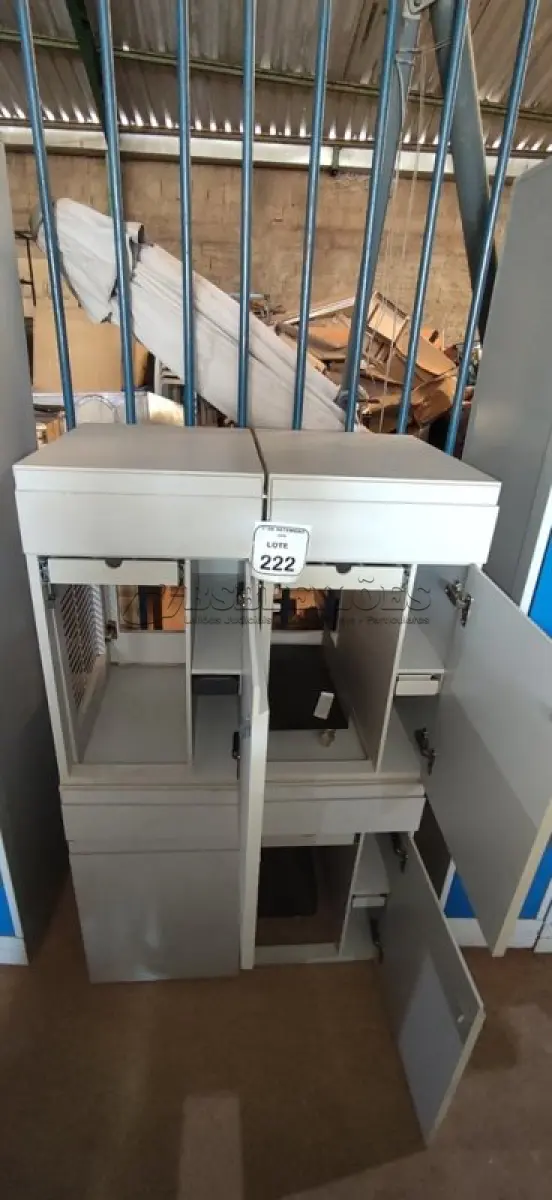 LOTE 222 - 04 ARMÁRIOS BAIXOS COM 01 GAVETA E 01 COMPARTIMENTO PARA CPU. (NO ESTADO) ATENÇÃO! FAZER A VISITAÇÃO ANTES DE ARREMATAR, NÃO SABEMOS SE FUNCIONA, LEILÃO NÃO TEM GARANTIA E NEM DEVOLUÇÃO, SUJEITO A POSSÍVEIS AVARIAS VISÍVEIS/OCULTAS E/OU AUSÊNCIA DE COMPONENTES.