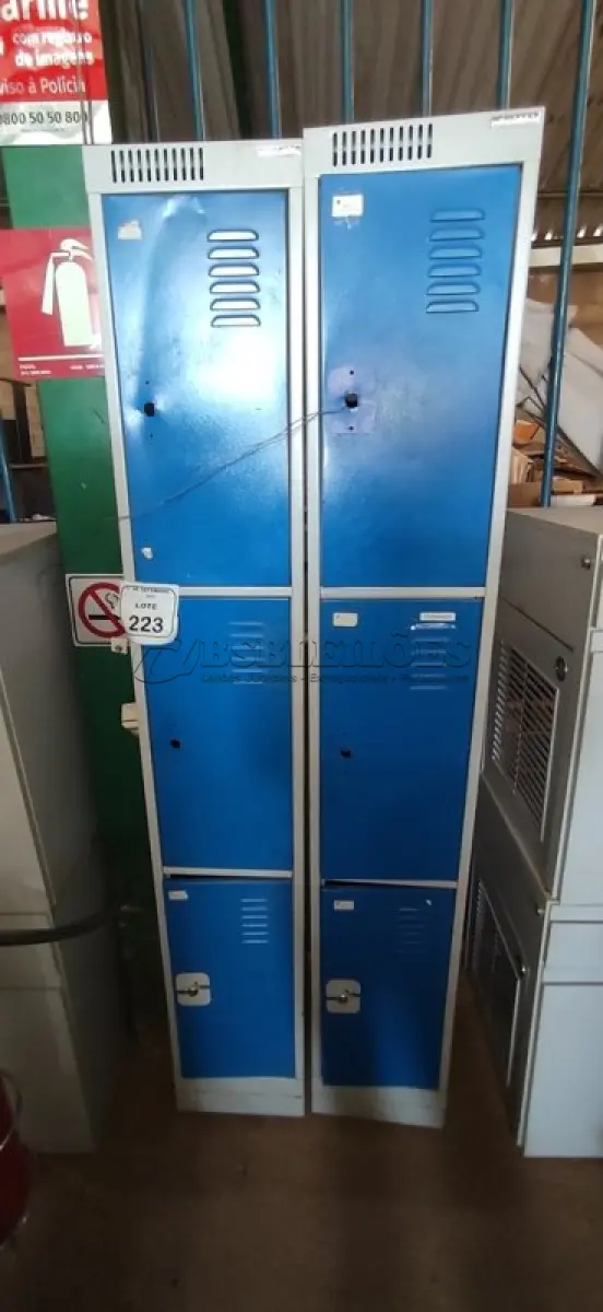 LOTE 223 - 02 ARMÁRIOS ROUPEIRO DE 03 PORTAS EM AÇO. (NO ESTADO) ATENÇÃO! FAZER A VISITAÇÃO ANTES DE ARREMATAR, NÃO SABEMOS SE FUNCIONA, LEILÃO NÃO TEM GARANTIA E NEM DEVOLUÇÃO, SUJEITO A POSSÍVEIS AVARIAS VISÍVEIS/OCULTAS E/OU AUSÊNCIA DE COMPONENTES.