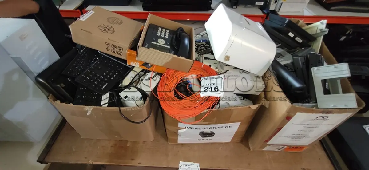 LOTE 216 - 01 LOTE COM GRANDE QUANTIDADE DE TECLADOS DE PC, APARELHOS DE TELEFONE, CABOS E ELETRÔNICOS DIVERSOS. (NO ESTADO) ATENÇÃO! FAZER A VISITAÇÃO ANTES DE ARREMATAR, NÃO SABEMOS SE FUNCIONA, LEILÃO NÃO TEM GARANTIA E NEM DEVOLUÇÃO, SUJEITO A POSSÍVEIS AVARIAS VISÍVEIS/OCULTAS E/OU AUSÊNCIA DE COMPONENTES.