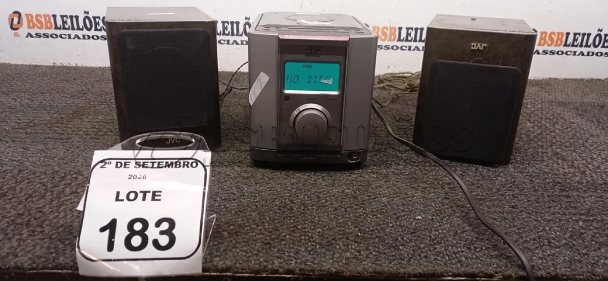 LOTE 183 - 01 MINI SYSTEM COMPACTO COM 02 CAIXAS MODELO FS-1000 MARCA JVC. (NO ESTADO) ATENÇÃO! FAZER A VISITAÇÃO ANTES DE ARREMATAR, NÃO SABEMOS SE FUNCIONA, LEILÃO NÃO TEM GARANTIA E NEM DEVOLUÇÃO, SUJEITO A POSSÍVEIS AVARIAS VISÍVEIS/OCULTAS E/OU AUSÊNCIA DE COMPONENTES.