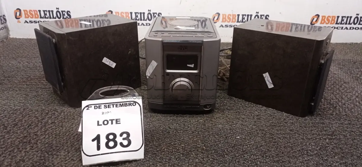 LOTE 183 - 01 MINI SYSTEM COMPACTO COM 02 CAIXAS MODELO FS-1000 MARCA JVC. (NO ESTADO) ATENÇÃO! FAZER A VISITAÇÃO ANTES DE ARREMATAR, NÃO SABEMOS SE FUNCIONA, LEILÃO NÃO TEM GARANTIA E NEM DEVOLUÇÃO, SUJEITO A POSSÍVEIS AVARIAS VISÍVEIS/OCULTAS E/OU AUSÊNCIA DE COMPONENTES.
