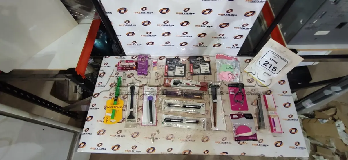 LOTE 215 - 01 LOTE COM UTENSÍLIOS DE HIGIENE E CUIDADOS PESSOAIS DIVERSOS. (NO ESTADO) ATENÇÃO! FAZER A VISITAÇÃO ANTES DE ARREMATAR, NÃO SABEMOS SE FUNCIONA, LEILÃO NÃO TEM GARANTIA E NEM DEVOLUÇÃO, SUJEITO A POSSÍVEIS AVARIAS VISÍVEIS/OCULTAS E/OU AUSÊNCIA DE COMPONENTES.