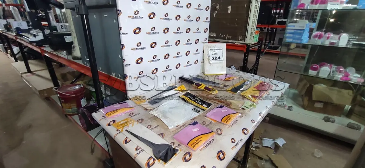 LOTE 204 - 01 LOTE COM UTENSÍLIOS DE HIGIENE E CUIDADOS PESSOAIS DIVERSOS. (NO ESTADO) ATENÇÃO! FAZER A VISITAÇÃO ANTES DE ARREMATAR, NÃO SABEMOS SE FUNCIONA, LEILÃO NÃO TEM GARANTIA E NEM DEVOLUÇÃO, SUJEITO A POSSÍVEIS AVARIAS VISÍVEIS/OCULTAS E/OU AUSÊNCIA DE COMPONENTES.