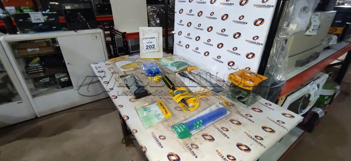 LOTE 202 - 01 LOTE COM UTENSÍLIOS DE HIGIENE E CUIDADOS PESSOAIS DIVERSOS. (NO ESTADO) ATENÇÃO! FAZER A VISITAÇÃO ANTES DE ARREMATAR, NÃO SABEMOS SE FUNCIONA, LEILÃO NÃO TEM GARANTIA E NEM DEVOLUÇÃO, SUJEITO A POSSÍVEIS AVARIAS VISÍVEIS/OCULTAS E/OU AUSÊNCIA DE COMPONENTES.