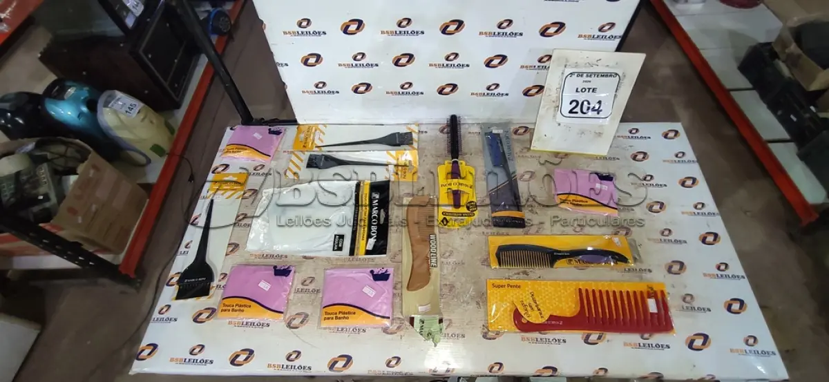 LOTE 204 - 01 LOTE COM UTENSÍLIOS DE HIGIENE E CUIDADOS PESSOAIS DIVERSOS. (NO ESTADO) ATENÇÃO! FAZER A VISITAÇÃO ANTES DE ARREMATAR, NÃO SABEMOS SE FUNCIONA, LEILÃO NÃO TEM GARANTIA E NEM DEVOLUÇÃO, SUJEITO A POSSÍVEIS AVARIAS VISÍVEIS/OCULTAS E/OU AUSÊNCIA DE COMPONENTES.